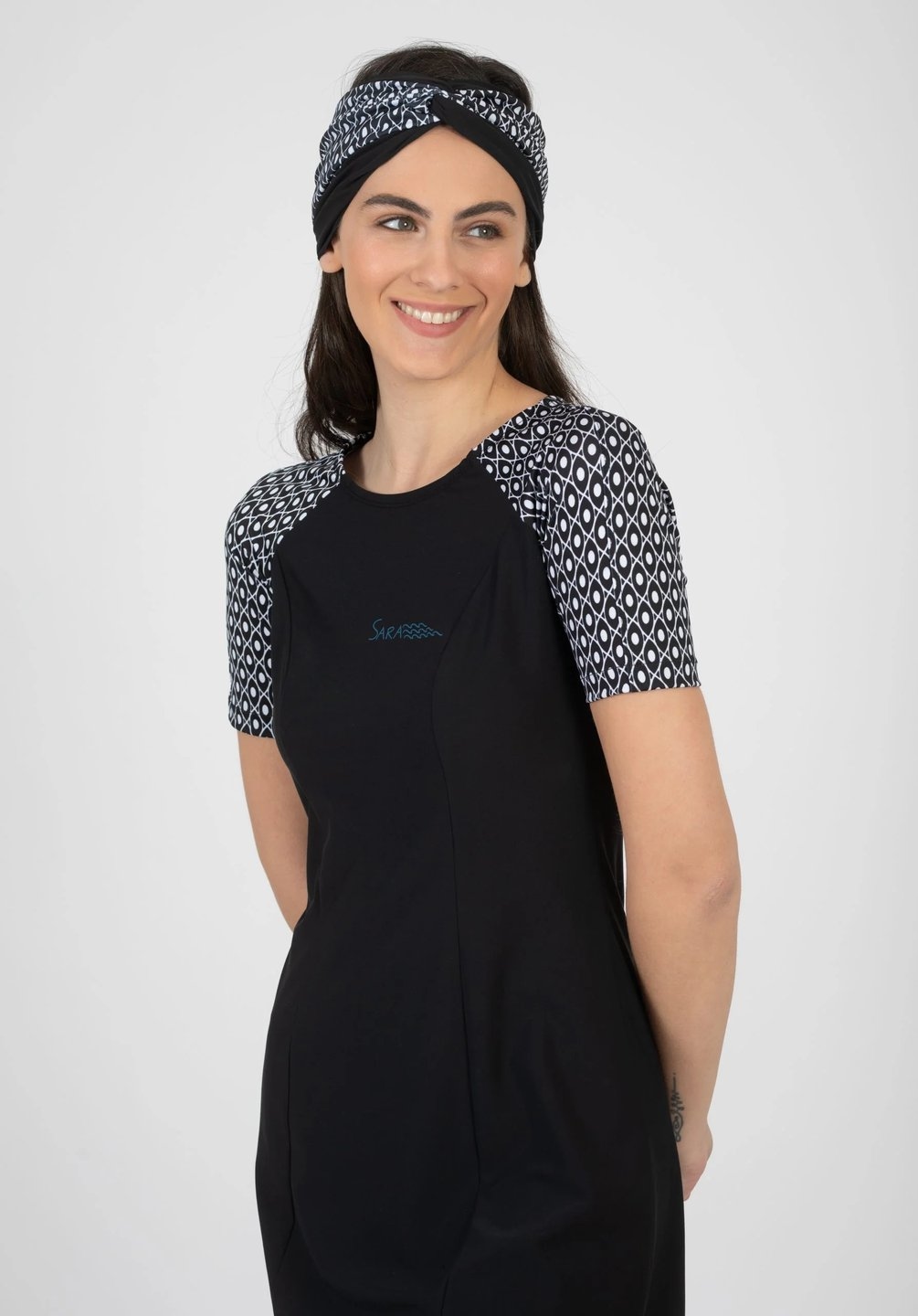 טוניקה שרוול קצר שחור לבן לשחייה וספורט - Image 4